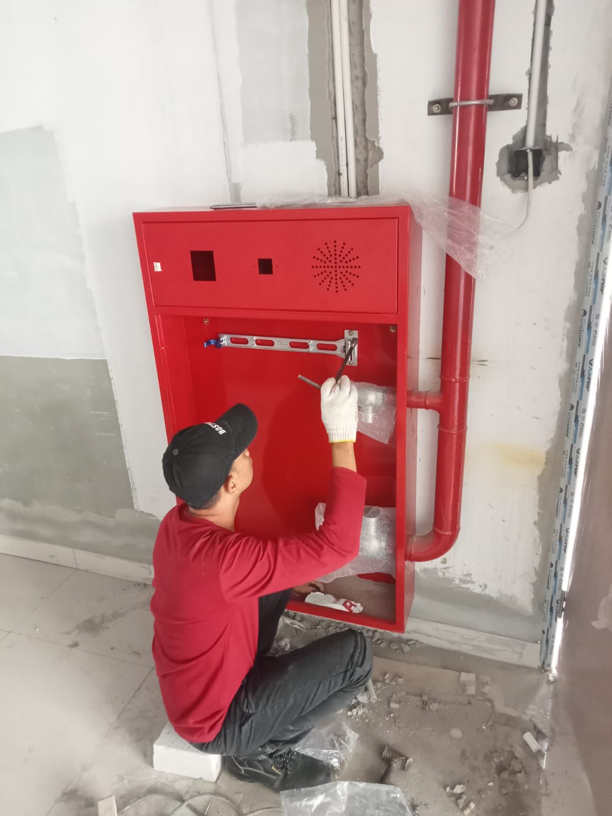 Pemasangan box APAR dinding dan signage safety di area industri