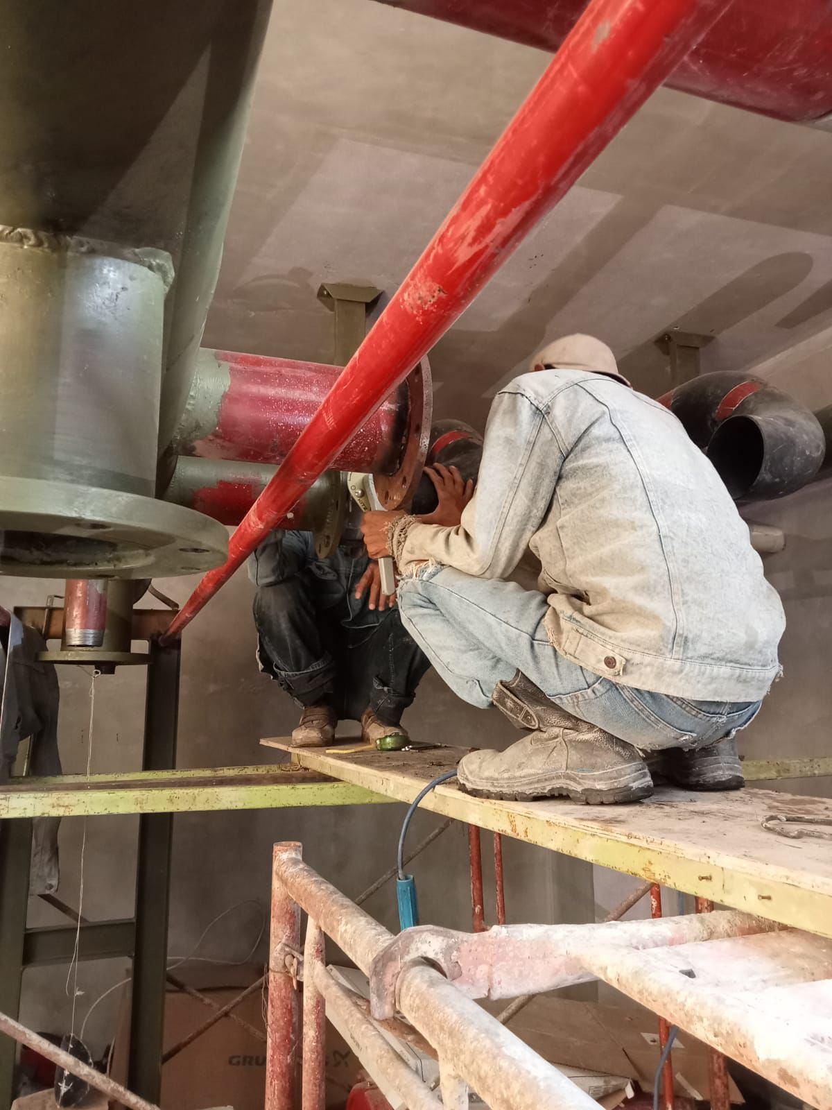 Proses fabrikasi dan pengelasan pipa hydrant Schedule 40 di lokasi proyek