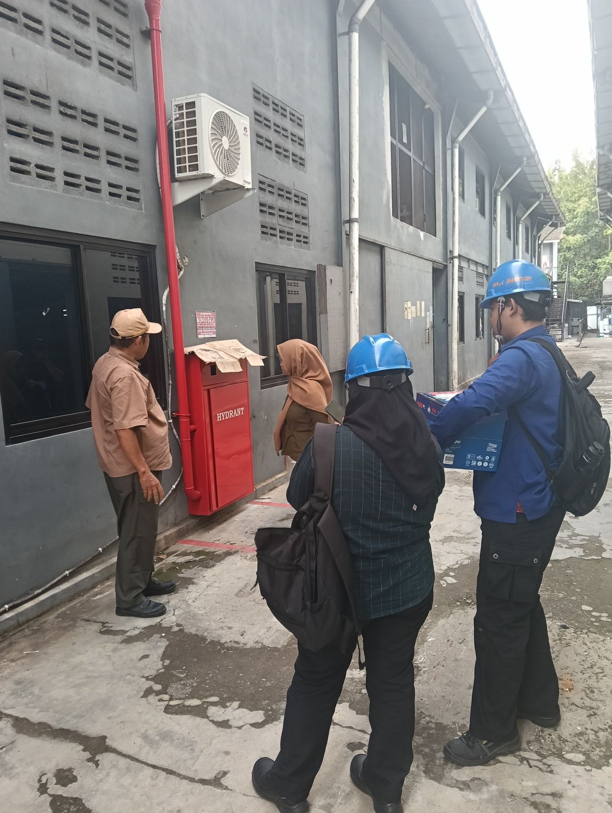 Tim teknisi Jogja Safety melakukan pengecekan instalasi hydrant di lokasi proyek